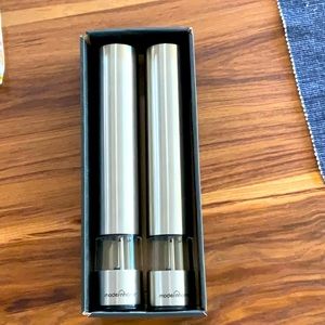 Electric salt and pepper grinder set